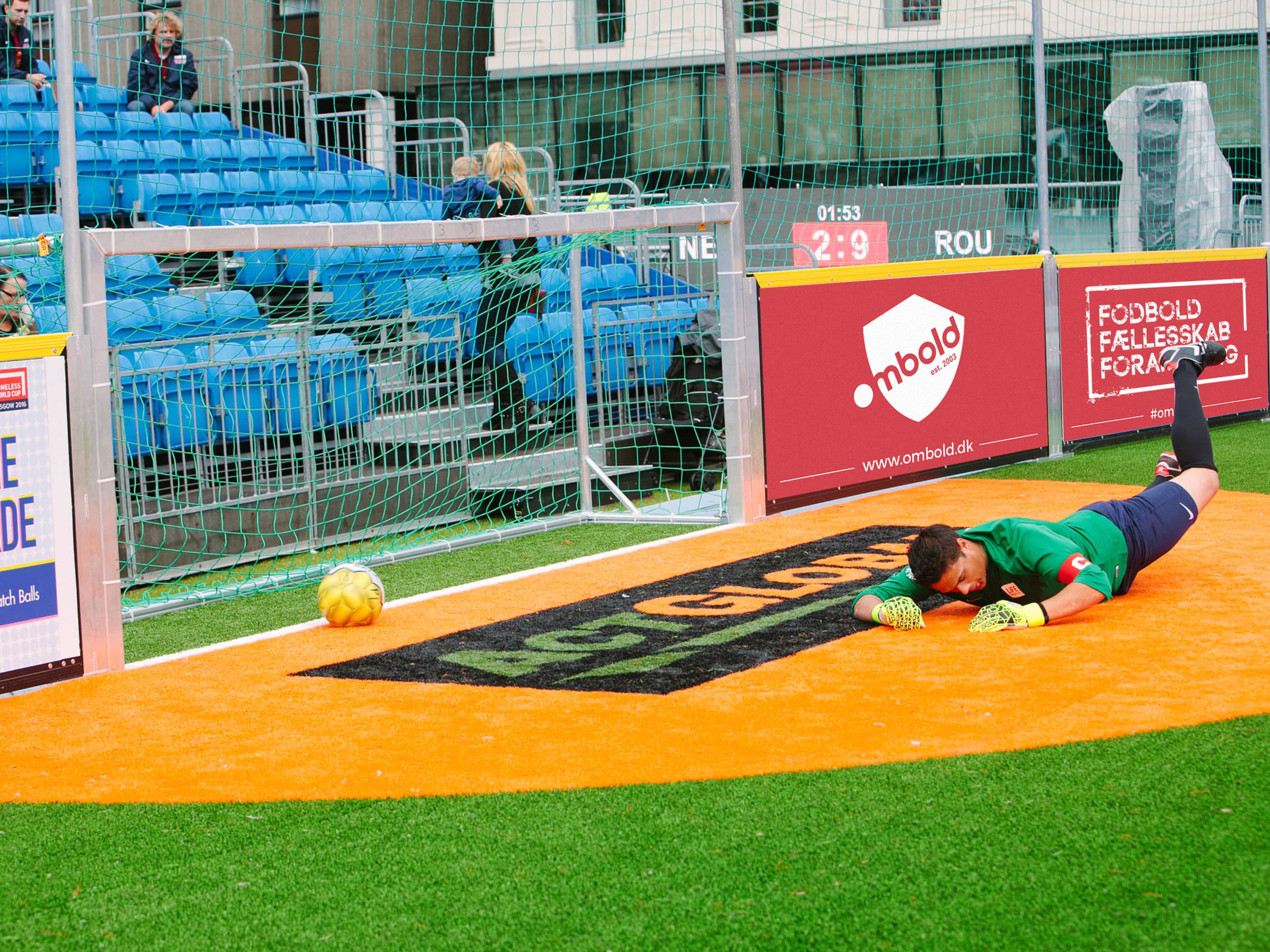 Bannerreklamer som del af visuel identitet til Ombold Gadefodbold