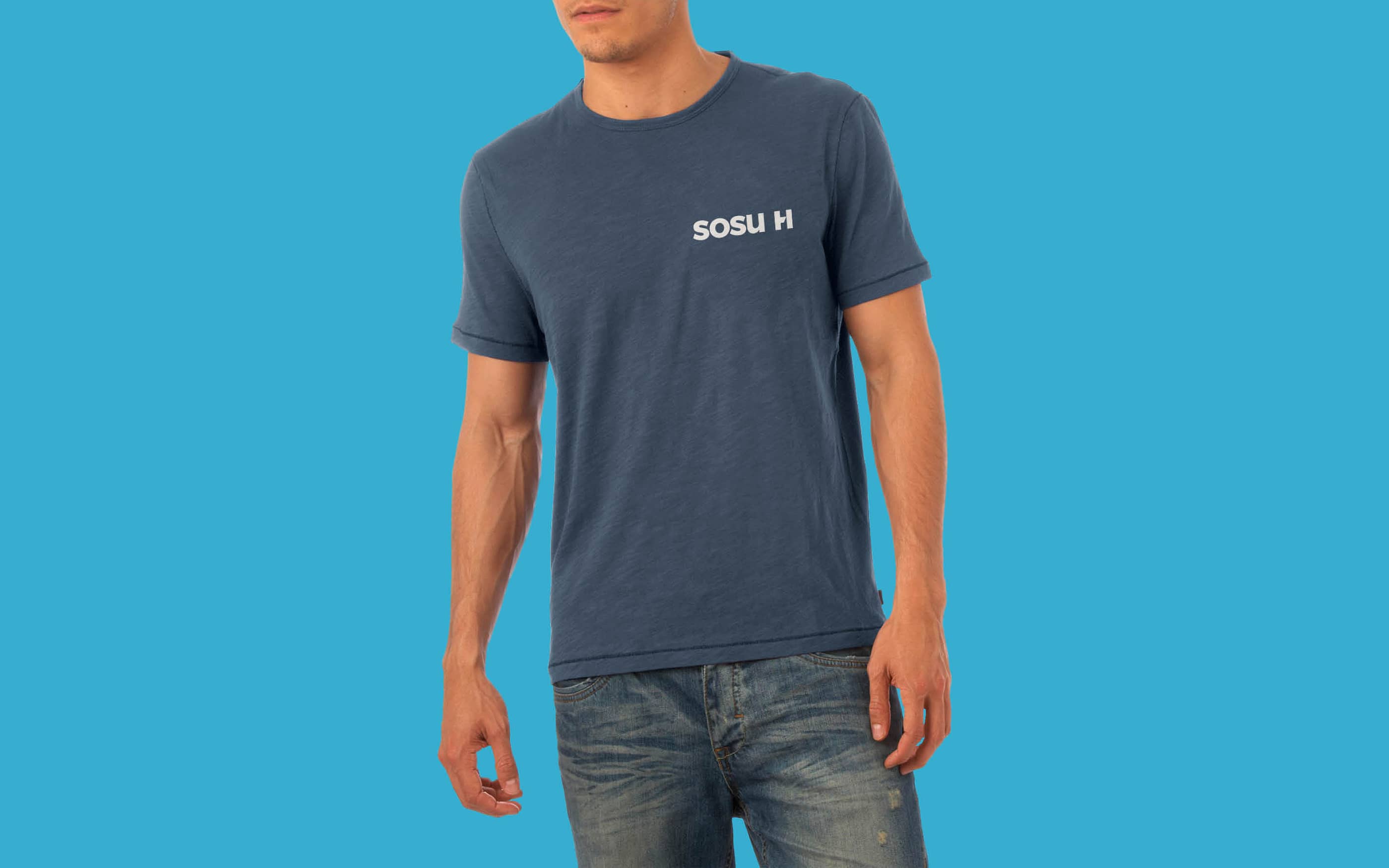 Eksempel på t-shirt som del af designmanual for SOSU H